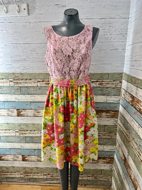 00’s Going 60’s Revival Flower Print & Lace Fit & Flare Dress Tunics Fashionable chic 00’s Going 60’s Revival Flower Print & Lace Fit & Flare Dress Tunics Fashionable chic