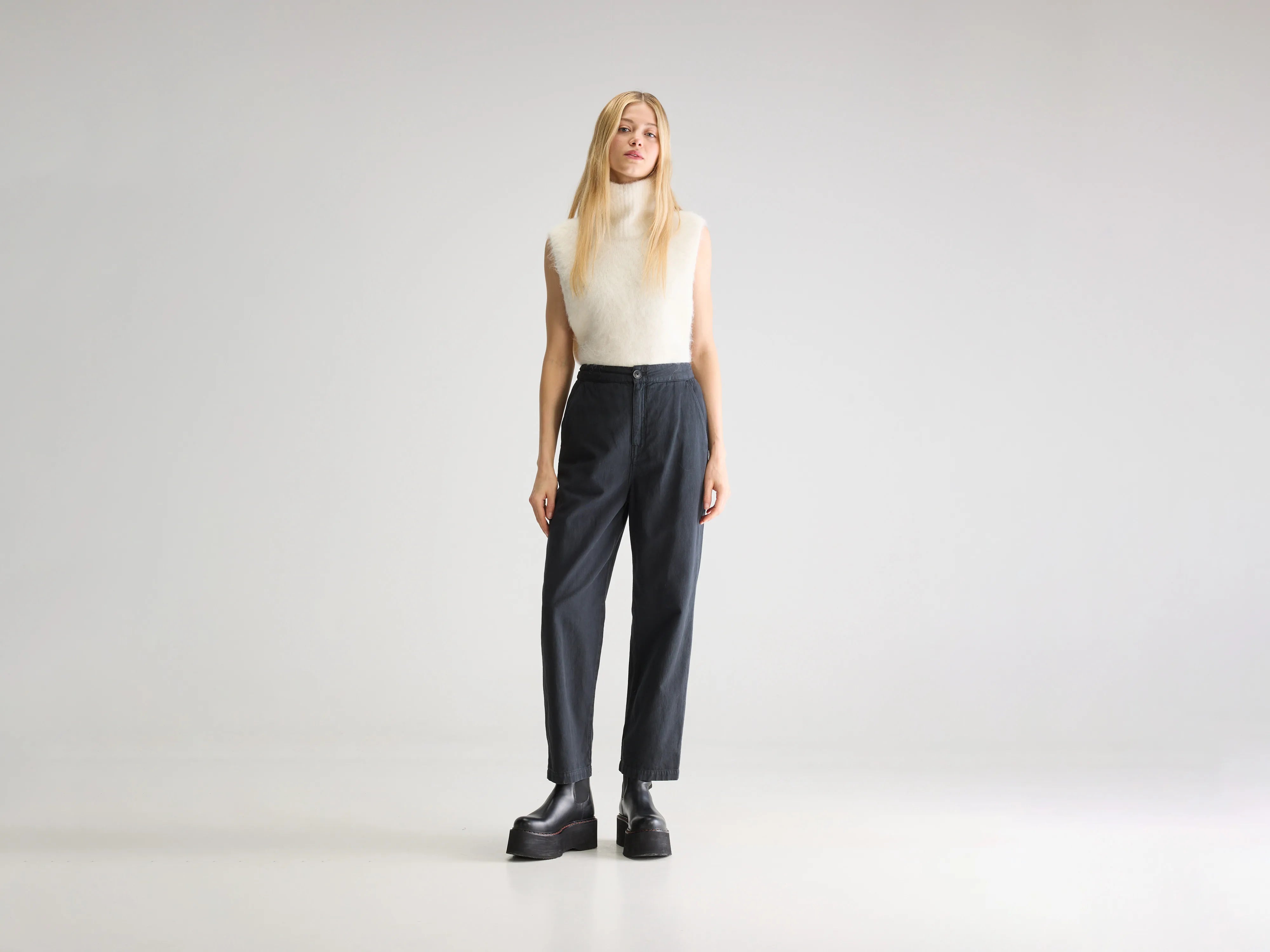 Pasop relaxed trousers (252 / W / OFF BLACK) Trousers Exclusive Limited